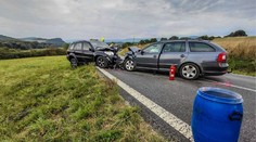 Čelná zrážka dvoch vozidiel v Košickom kraji ochromila dopravu. Úsek je neprejazdný
