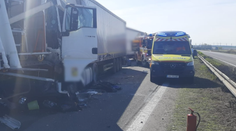 FOTO: Vážna nehoda na D2 smerom na Lozorno. Po zrážke troch kamiónov už sprejazdnili jeden jazdný pruh