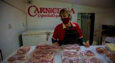 V jednej z bášt socializmu stoja ľudia hodiny v rade na potraviny i zubné pasty