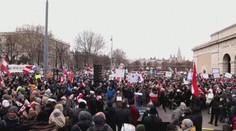 Vo Viedni protestovali proti pandemickým opatreniam desaťtisíce ľudí