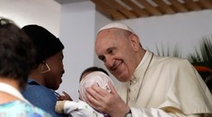 Pápež navštívil nemocnicu v Mozambiku s matkami a deťmi s HIV