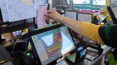 Žena vyhrala gigantický jackpot, lotéria jej ho odmieta vyplatiť. Problémom je spôsob, akým si kúpila tiket