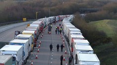 Tisícky kamionistov vrátane tých zo Slovenska uviazli v kolónach pri britskom meste Dover