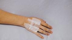 Žena rodine povedala, že ide na výlet. Dcére odovzdal kuriér jej urnu, tajne podstúpila eutanáziu