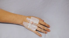 Ostro sledovaný súdny proces. Mladá žena chce podstúpiť eutanáziu, otec sa jej v tom snaží zabrániť