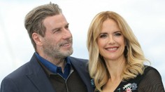 Video, ktoré trhá srdce: John Travolta tancuje s dcérou pre zosnulú manželku