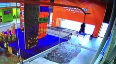 VIDEO: Chvíle hrôzy počas jazdy na oceľovom lane, chlapec (10) spadol na betónovú podlahu