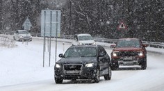 Na cestách si dávajte pozor. V niektorých regiónoch môže sneženie spôsobiť dopravný kolaps
