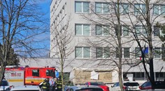 Vláda odškodní pozostalých po páde prístreška klientskeho centra v Komárne