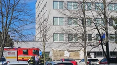 Vláda odškodní pozostalých po páde prístreška klientskeho centra v Komárne