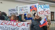 Fico diskutoval s maturantmi v Modre. Čakali ho desiatky protestujúcich