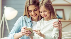 Kedy kúpiť dieťaťu prvý mobil? Odborník vysvetľuje, ako si vybudovať dôveru a zároveň potomka kontrolovať