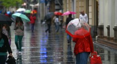 Na Slovensku poriadne zaprší. Pre tieto okresy meteorológovia vydali výstrahy pred búrkami i povodňami