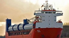 Satelitná snímka dokazuje, že Čína poskytuje prístav pre ruskú loď spájanú s dodávkami zbraní z KĽDR, tvrdí Reuters