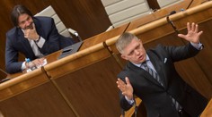 Fico sa v parlamente rozohnil a tvrdo sa obul do opozície