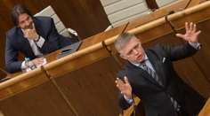 Fico sa v parlamente rozohnil a tvrdo sa obul do opozície