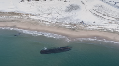 VIDEO: Ako loď duchov. Pri pobreží Kanady sa záhadne objavil stovky rokov starý vrak lode