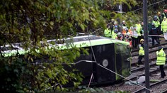 V Londýne sa vykoľajila električka, siedmi ľudia zomreli