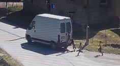 Nebezpečná hra pri osadách. Deti naskočia zozadu na dodávku, snažia sa tam čo najdlhšie udržať