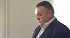 Je to on? Policajtovi auto údajne podpálil, prokurátorovi poškodil čakanom