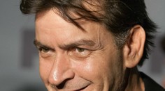 Šťastný Charlie Sheen. Podrobil sa experimentu, potlačili uňho vírus HIV