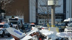 Dve malé lietadlá sa zrazili nad nákupným centrom, jeden z pilotov neprežil