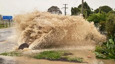 Nový Zéland vyhlásil pre vyčíňanie tropickej cyklóny celoštátny stav núdze