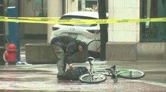 Odvaha alebo hlúposť? Cyklista začal prehľadávať ruksak, v ktorom mala byť bomba