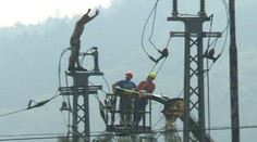 Muž sa pred políciou skrýval sedem hodín na stožiari, utiekol z liečenia