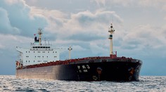 Vojnové lode NATO obkľúčili čínske plavidlo. Posádka mala zámerne spustiť kotvu, ktorá pretrhla podmorské káble