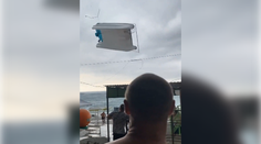 VIDEO: Ľudia v panike utekali pre letiacim člnom. Vodná smršť, ktorá vznikla nad Čiernym morom, sa dostala až na breh