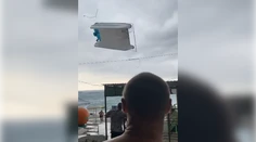 VIDEO: Ľudia v panike utekali pre letiacim člnom. Vodná smršť, ktorá vznikla nad Čiernym morom, sa dostala až na breh