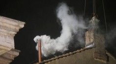 Svet čaká na biely dym. Za múrmi Vatikánu sa už tajne diskutuje o novom pápežovi