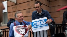 Škóti rozhodujú o samostatnosti. Odporcovia mali štvorpercentný náskok