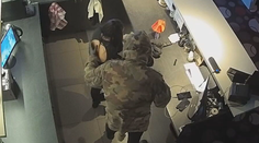 Mizerní herci: Pár sa nechal chytiť pre lacnú chybu pri lúpeži novozámockej herne