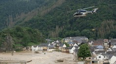 Pri záplavách v Nemecku zažila rodina 12 hodín strachu: Na záchranu čakali na streche zatopeného domu