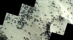 Vesmírna sonda odfotila na Marse záhadné útvary, ktoré pripomínajú húf obrovských pavúkov