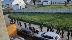 Obyvatelia Farárskeho sa konečne dočkali. Obrovská razia, desiatky policajtov zadržali viacerých útočníkov