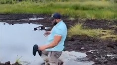 Muž si myslel, že prechádza cez kaluž. Jeho zmiznutie je hitom internetu