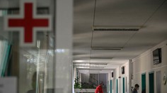 Máme najviac nových pozitívnych za tento týždeň, stúpol aj počet hospitalizovaných a obetí