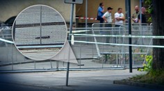 Na zemi pred Domom kultúry v Handlovej leží zbraň, ktorou mal byť postrelený Robert Fico