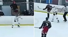 VIDEO: Hráč vybehol na ľad bez nohavíc a korčule. Sprvu vtipný pohľad má strašidelné vysvetlenie