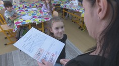 Väčšina žiakov dostáva už iba elektronické vysvedčenie. Našli sme však školu, ktorá to stále robí po starom