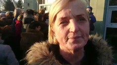 Na MDŽ Smeru Zlaticu Kušnírovú nepustili, Ficovi nechala kyticu "pokropenú krvou a slzami"