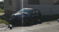 Vážna nehoda pri Rimavskej Sobote. Auto, v ktorom sedeli tri deti, skončilo v plote