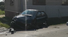 Vážna nehoda pri Rimavskej Sobote. Auto, v ktorom sedeli tri deti, skončilo v plote