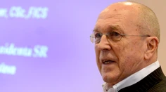 Kardiochirurg Fischer, ktorý bral od pacientov peniaze, môže znovu ordinovať