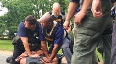 Muž sa s manželkou pohádal o svoje deti, zastrelil osem ľudí