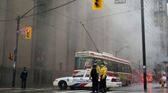 Torontom otriaslo niekoľko silných výbuchov. Hustý dym narušil dopravu