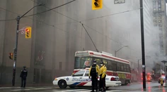 Torontom otriaslo niekoľko silných výbuchov. Hustý dym narušil dopravu